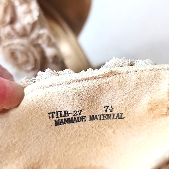 Anne Michele women's open toe shoes Size 7 1/2 with floral lace. - Picture 11 of 13